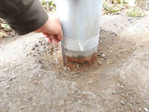 鋼製支柱の根入れ長測定