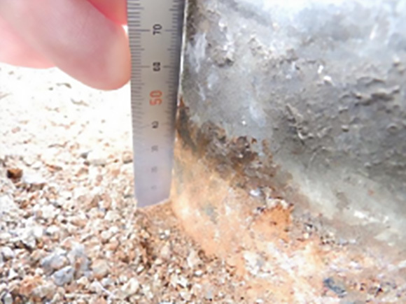 鋼製支柱の根入れ長測定